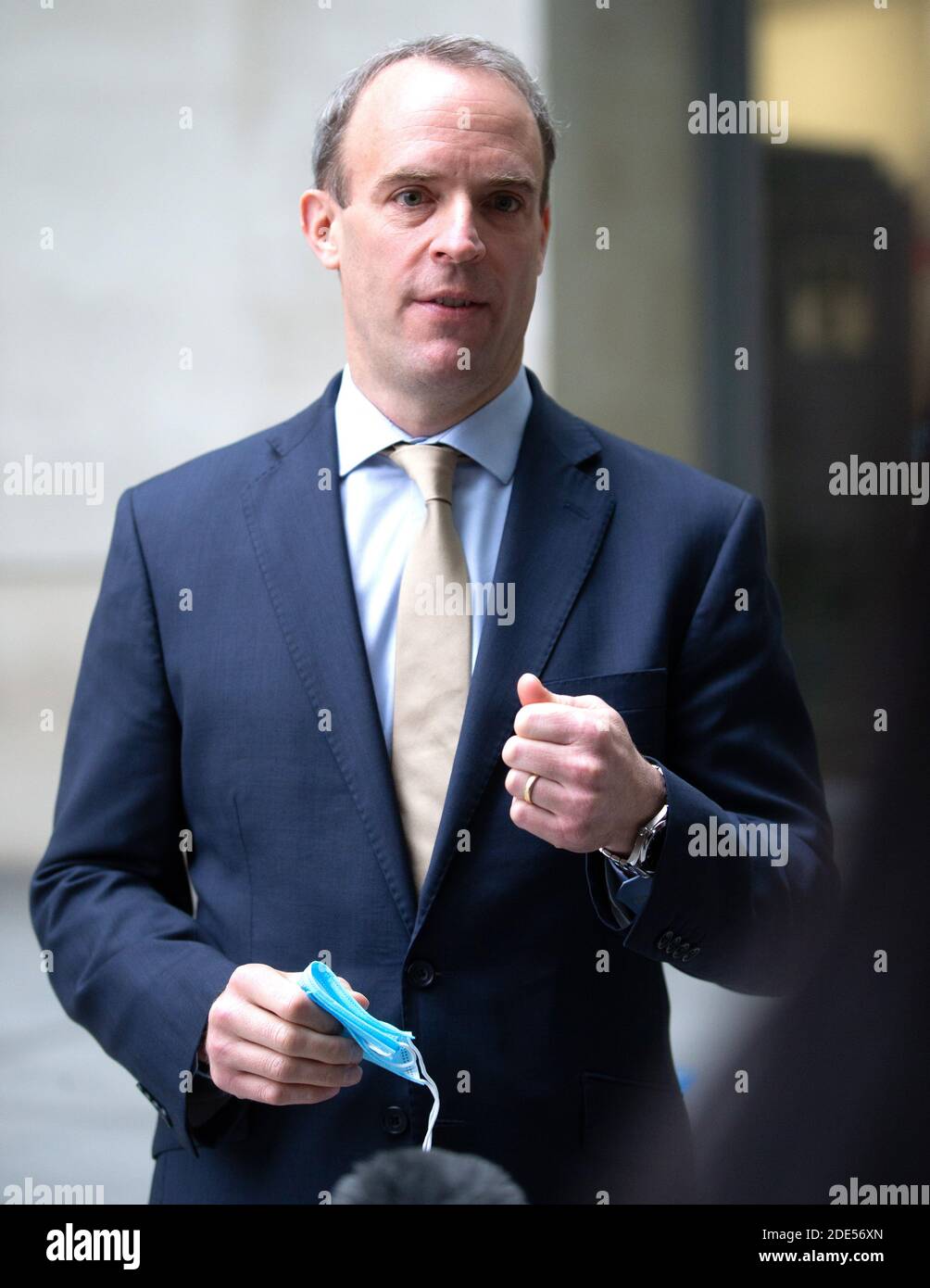 Londres, Royaume-Uni. 29 novembre 2020. Le secrétaire aux Affaires étrangères, Dominic Raab, quitte les studios de la BBC après avoir comparu sur le « Andrew Marr Show ». Crédit : Mark Thomas/Alay Live News Banque D'Images