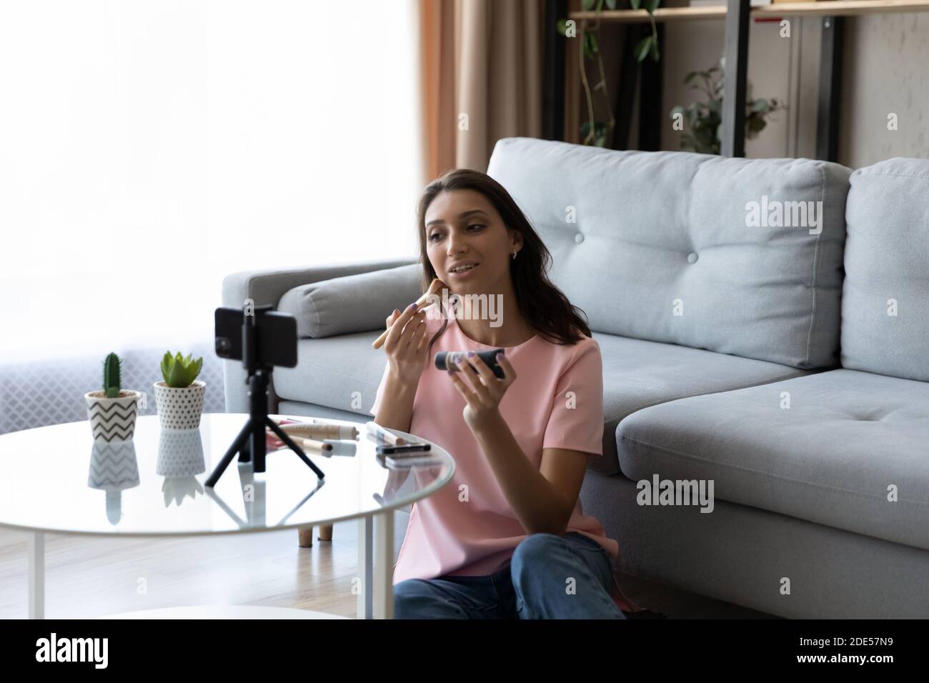 Heureux jeune femme attrayante beauté blogger produits publicitaires. Banque D'Images