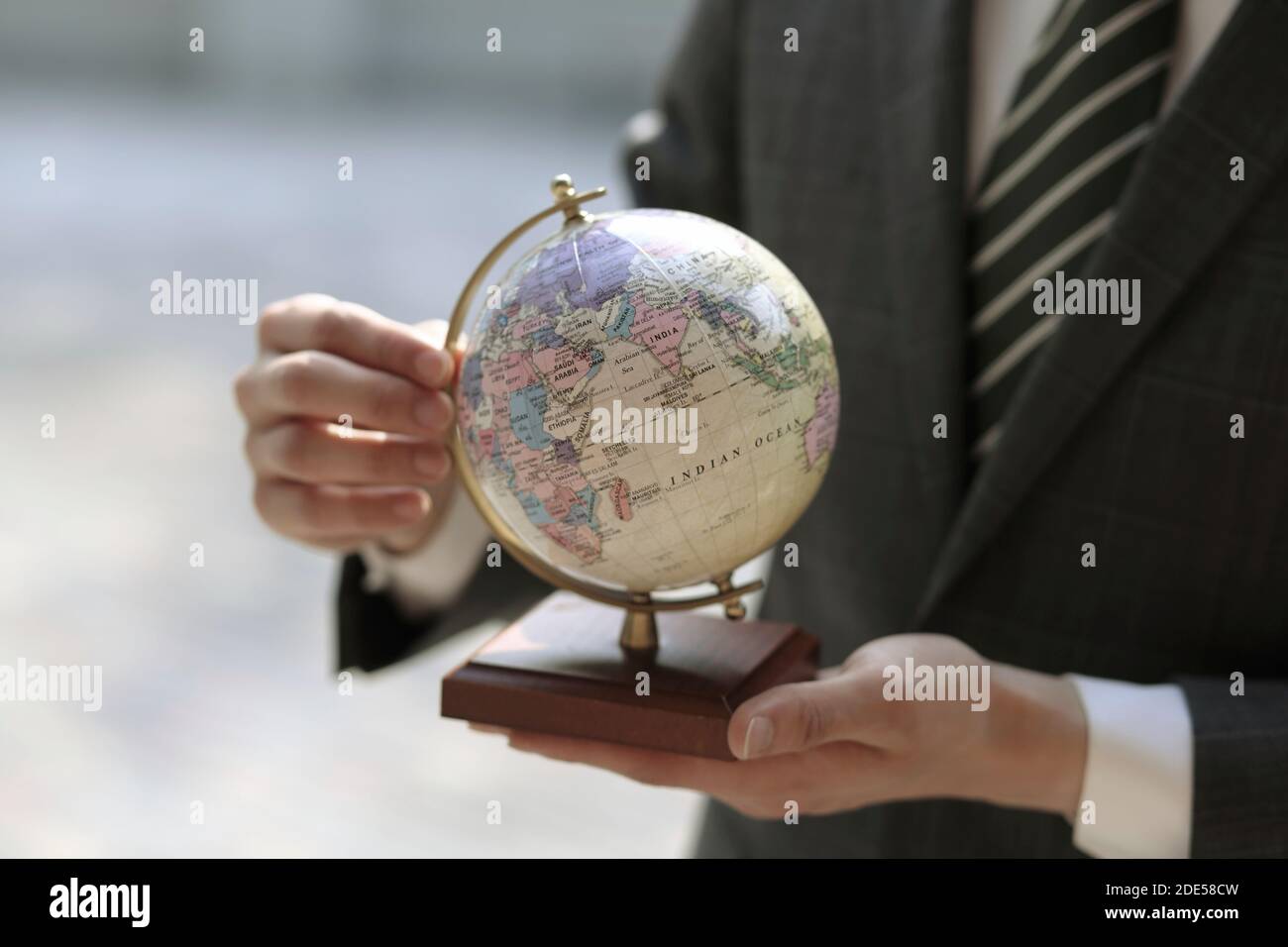 Gros plan sur un homme d'affaires tenant le globe Banque D'Images