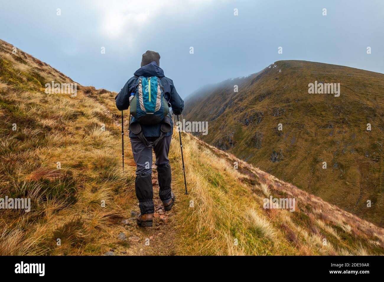 Un marcheur sur le chemin de Sron a Choire Ghairbh à Meall Na Teanga (à droite), l'une des montagnes du Loch Lochy Munro près de Kilfinnan, en Écosse, au Royaume-Uni Banque D'Images