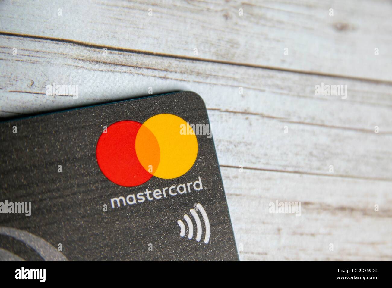 Durham, Royaume-Uni - 7 mai 20 : carte de crédit sans contact en plastique avec symbole Mastercard. Mastercard est une multinationale américaine de services financiers avec paiement Banque D'Images