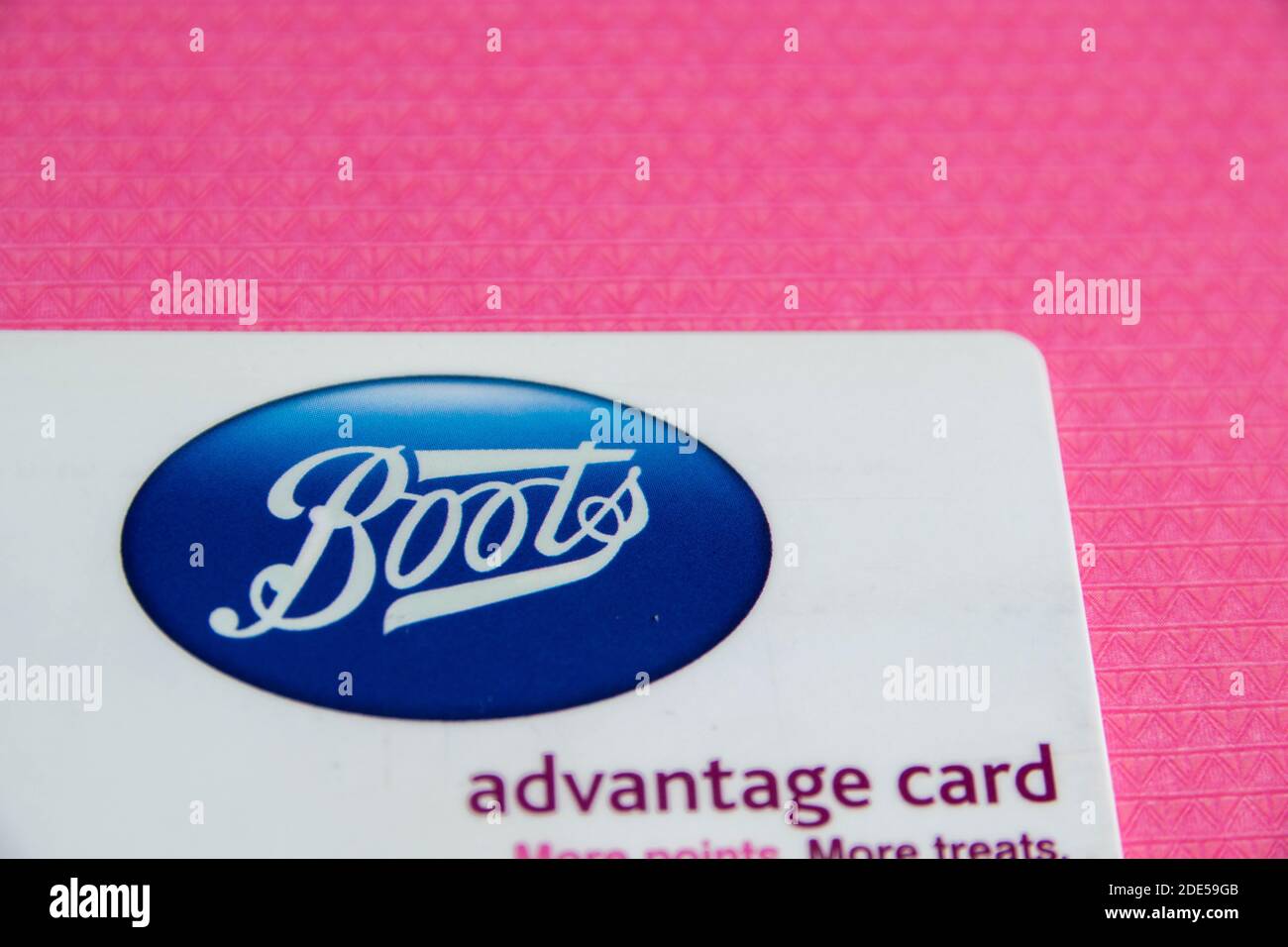 Durham, Royaume-Uni - 7 mai 20 : carte d'avantage Boots sur fond de motif. Les clients collectent des points sur leurs achats à dépenser en magasin. Carte de fidélité. Détaillant au Royaume-Uni Banque D'Images