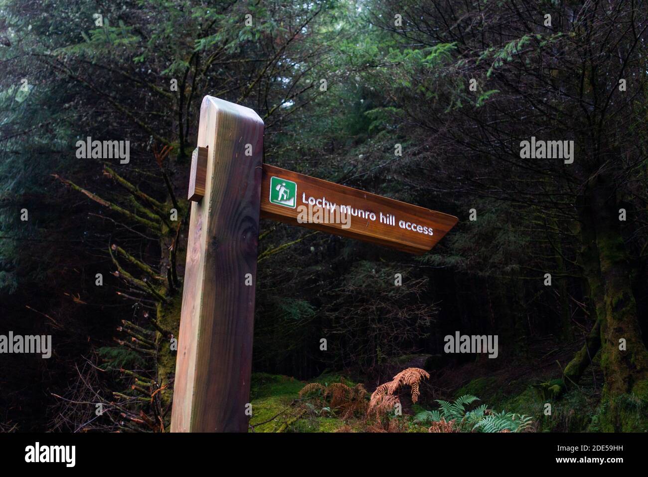 Un panneau sur le chemin vers Meall Na Teanga et Sron a Choire Ghairbh, les montagnes Loch Lochy Munro près de Kilfinnan, Highland, Écosse, Royaume-Uni Banque D'Images