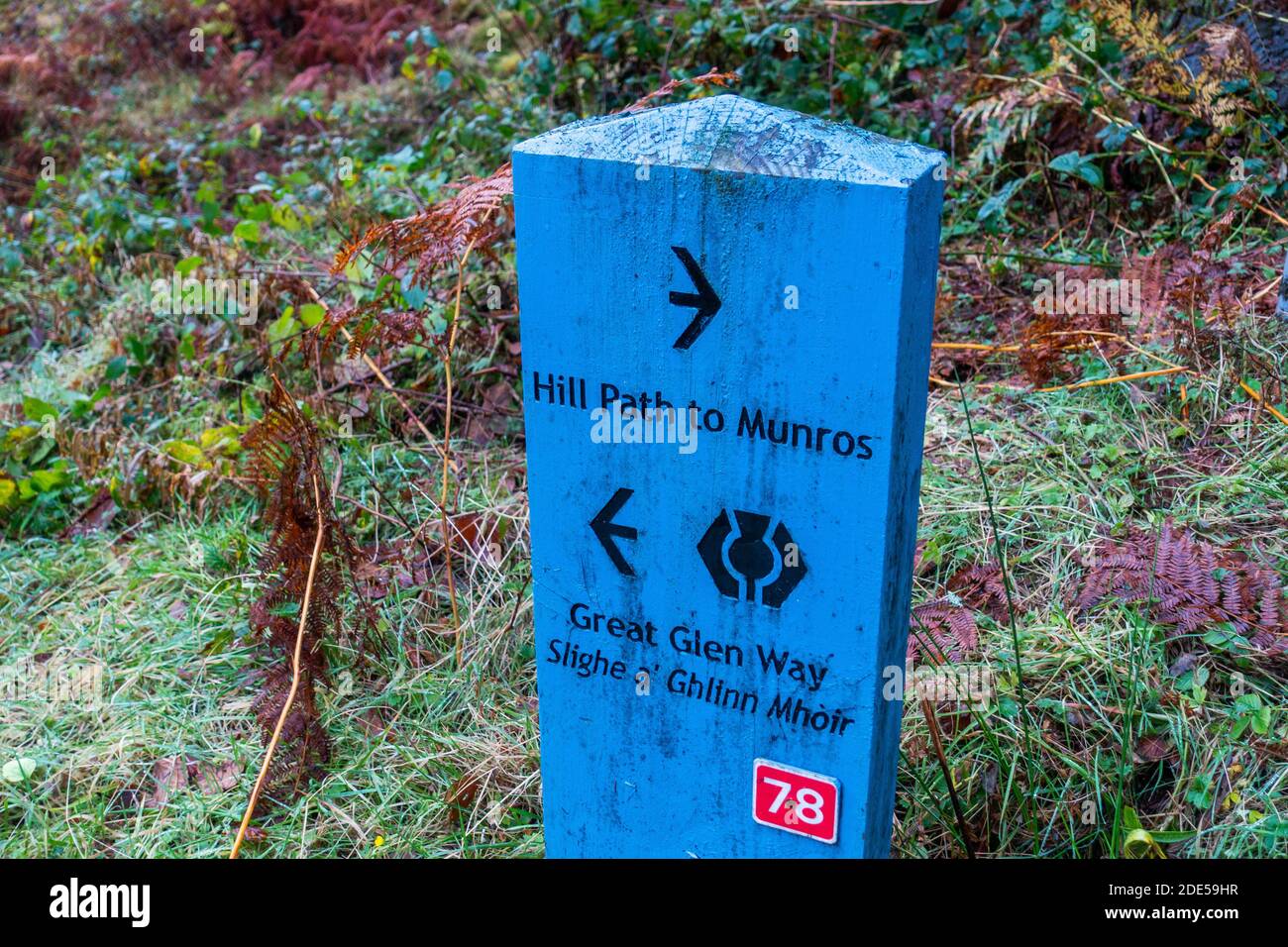 Un panneau sur le chemin vers Meall Na Teanga et Sron a Choire Ghairbh, les montagnes Loch Lochy Munro près de Kilfinnan, Highland, Écosse, Royaume-Uni Banque D'Images