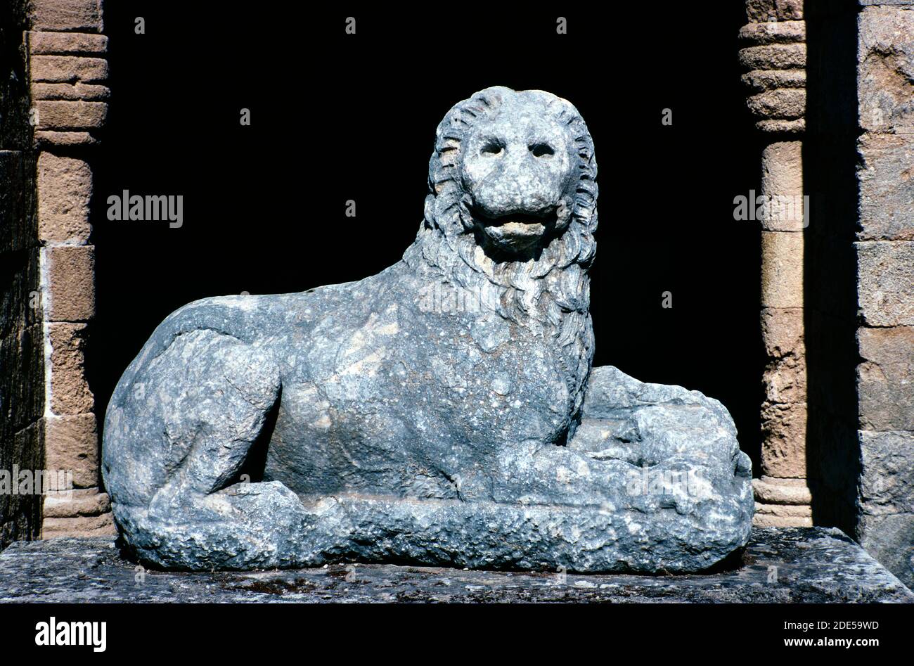 Lion de pierre médiévale dans la cour de l'hôpital des Chevaliers de Saint John (c-15) ou Knghts Hospitalier, aujourd'hui le musée archéologique de la vieille ville ou du quartier historique de Rhodes Grèce Banque D'Images