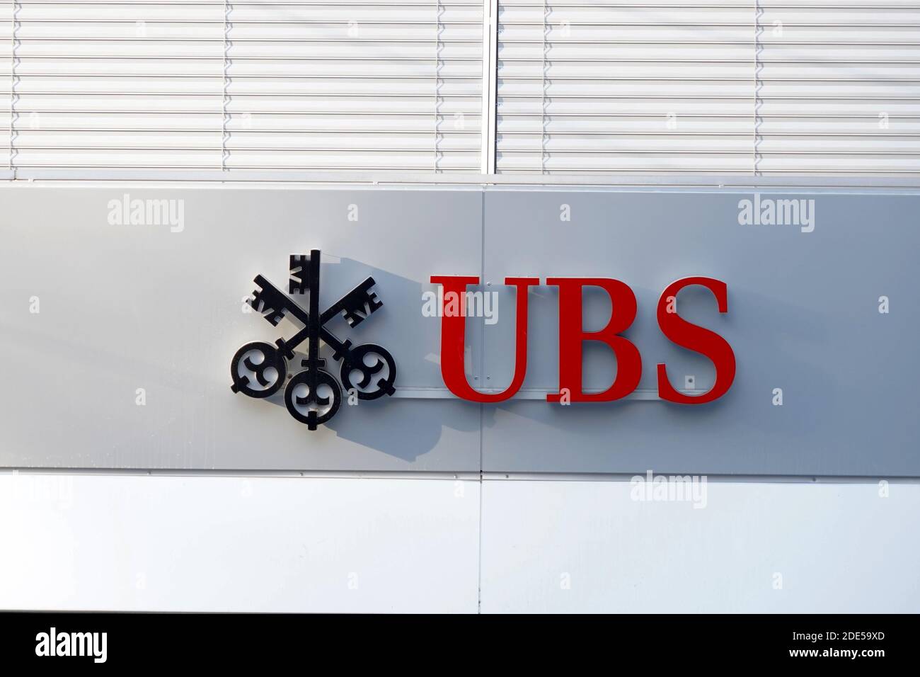 Lucerne, Suisse - 11 21 2020: Logo d'une banque suisse UBS sur la façade d'un immeuble. Banque D'Images