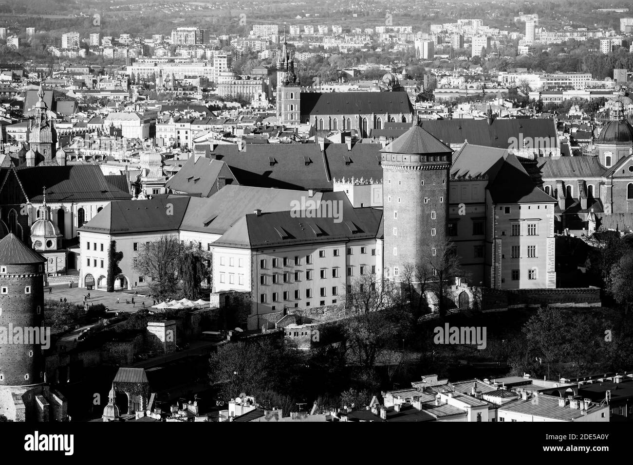 Vue aérienne du château royal de Wawel à Cracovie, Pologne. Photo en noir et blanc. Banque D'Images