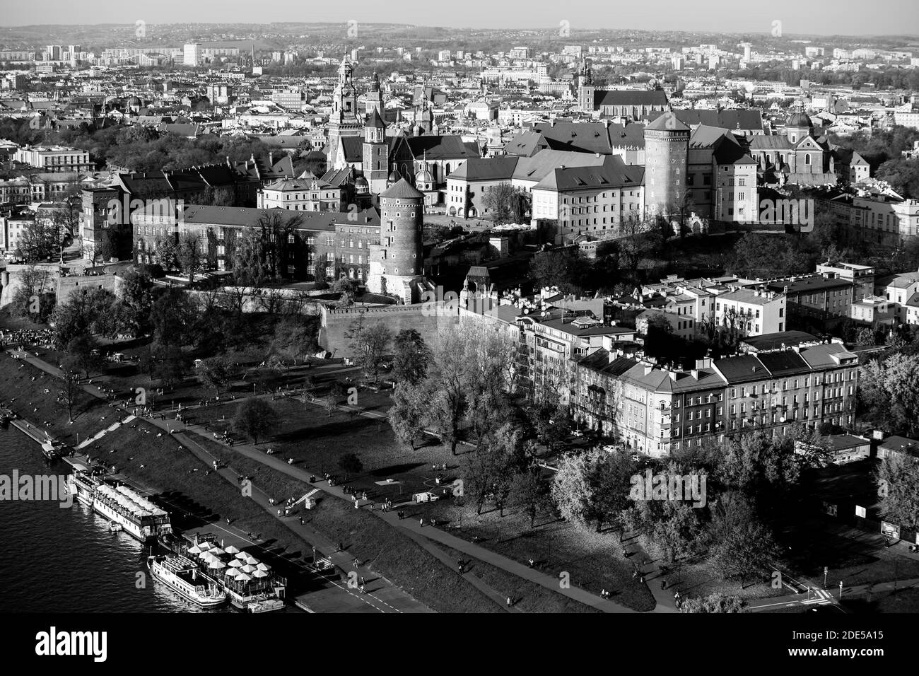 Vue aérienne du château royal de Wawel avec parc et rivière Vistule à Cracovie, Pologne. Photo en noir et blanc. Banque D'Images