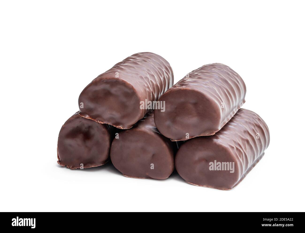 Génoise au chocolat recouverte de chocolat au lait isolé sur blanc Banque D'Images