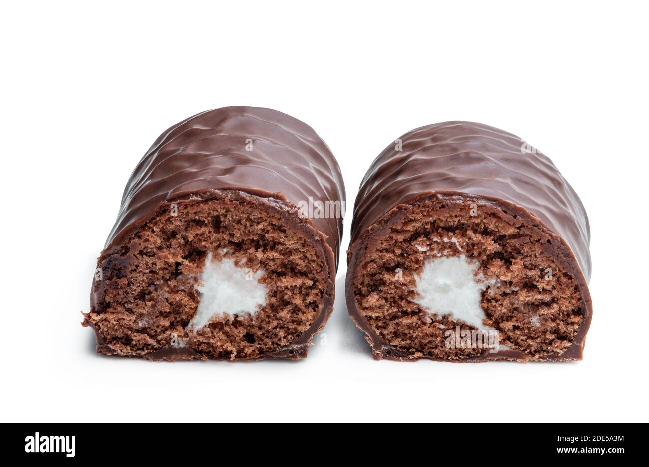 Crème de gâteau au chocolat éponge recouverte de chocolat au lait isolé sur blanc Banque D'Images