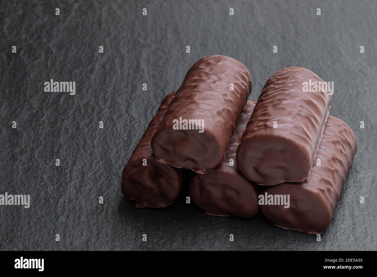 Génoise au chocolat recouverte de chocolat au lait sur pierre noire arrière-plan Banque D'Images