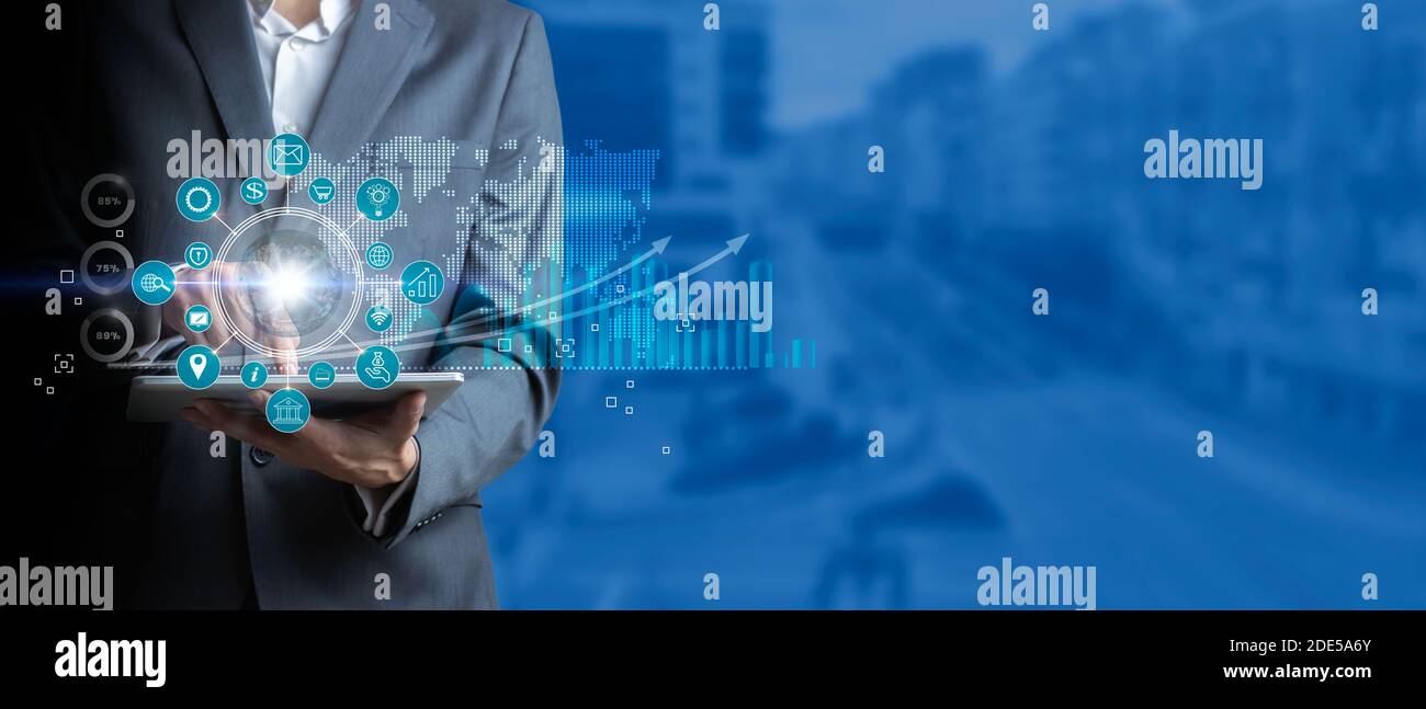 Homme d'affaires analysant des données économiques à l'aide de graphiques avec une tablette. Le marketing numérique dans la technologie, les affaires et le marché Banque D'Images