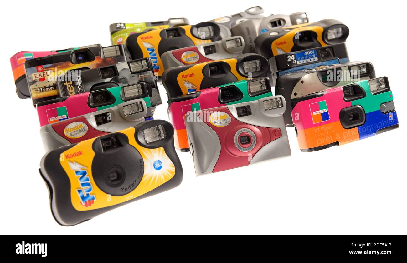 PARIS-16 JANVIER 2018 : un assortiment d'appareils photo jetables, bon marché et d'occasion. Il s'agit d'une collection de différentes marques qui lui donne l'apparence de P coloré Banque D'Images