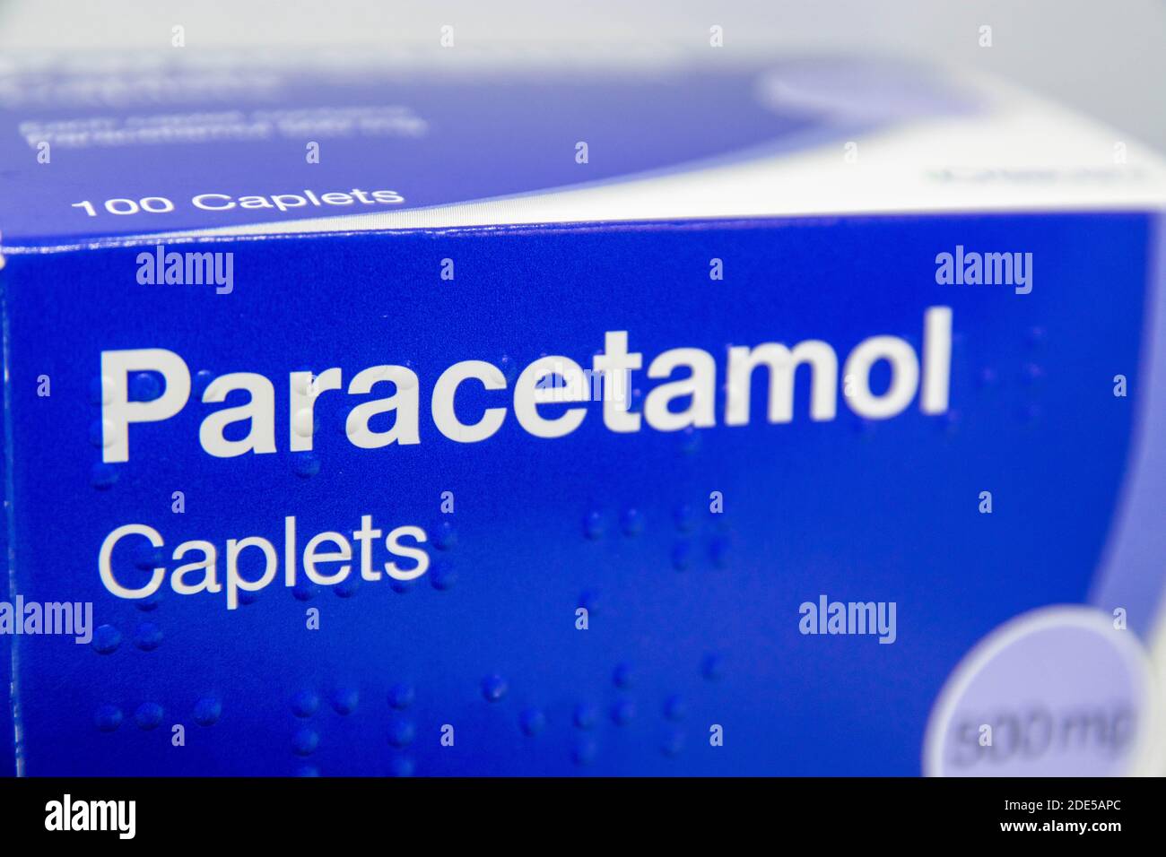 Gros plan de l'étiquette sur une boîte de Paracetamol - un médicament courant à la maison utilisé pour soulager la douleur des maux de tête, des douleurs d'époque et d'autres raisons de santé. Séle Banque D'Images