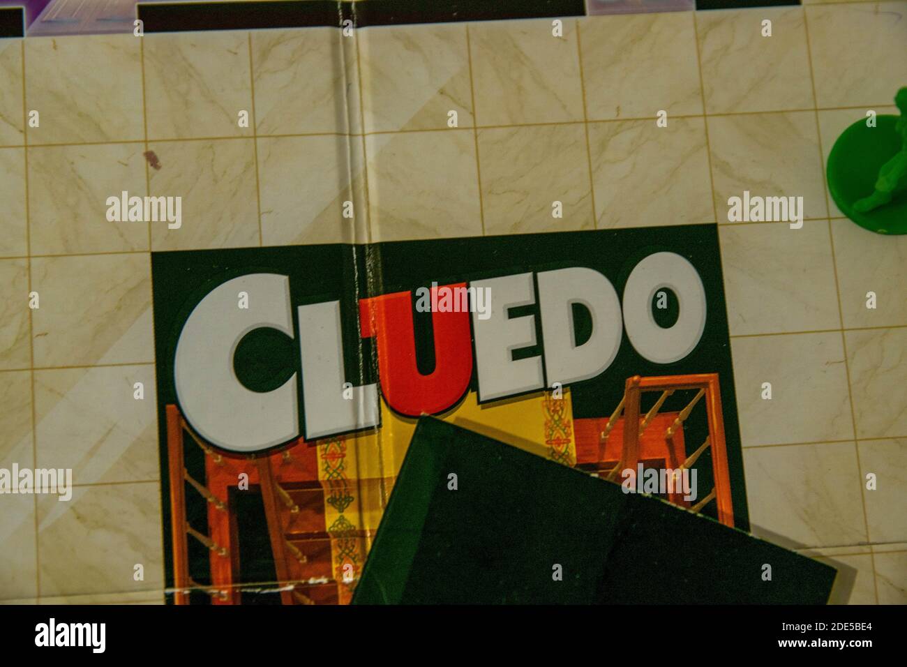 Durham, Royaume-Uni - 5 avril 2020 : Cluedo est un jeu de cartes de détection de mystère de meurtre classique, fabriqué pour la première fois par Waddington, actuellement détenu par Hasbro. CRIM Banque D'Images