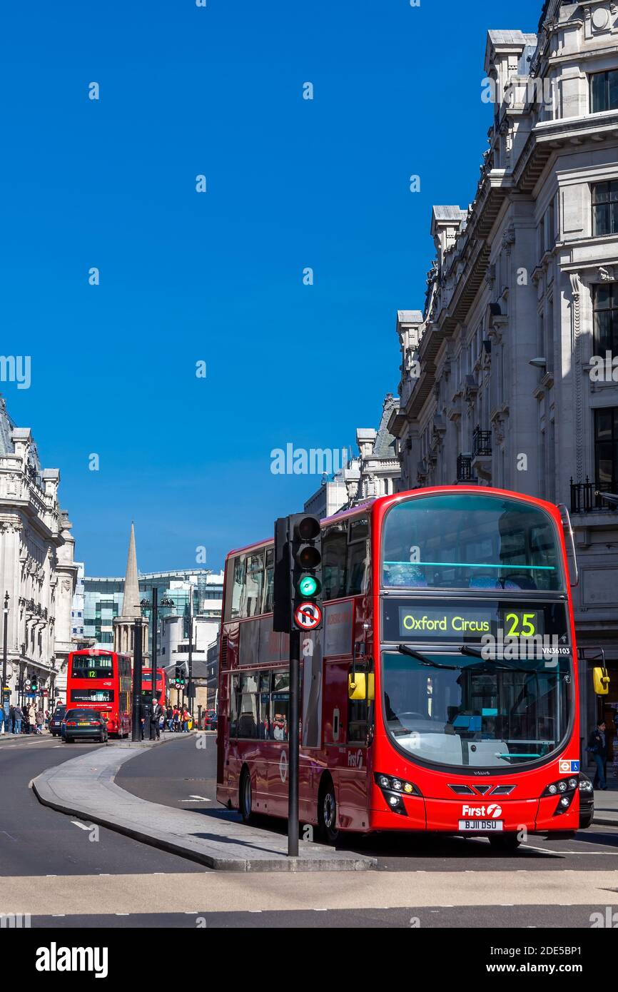 Londres, Royaume-Uni, 1er avril 2012 : New Modern Routemaster double decker bus rouge dans New Oxford Street qui fait partie de l'infrastructure de transport public des villes Banque D'Images