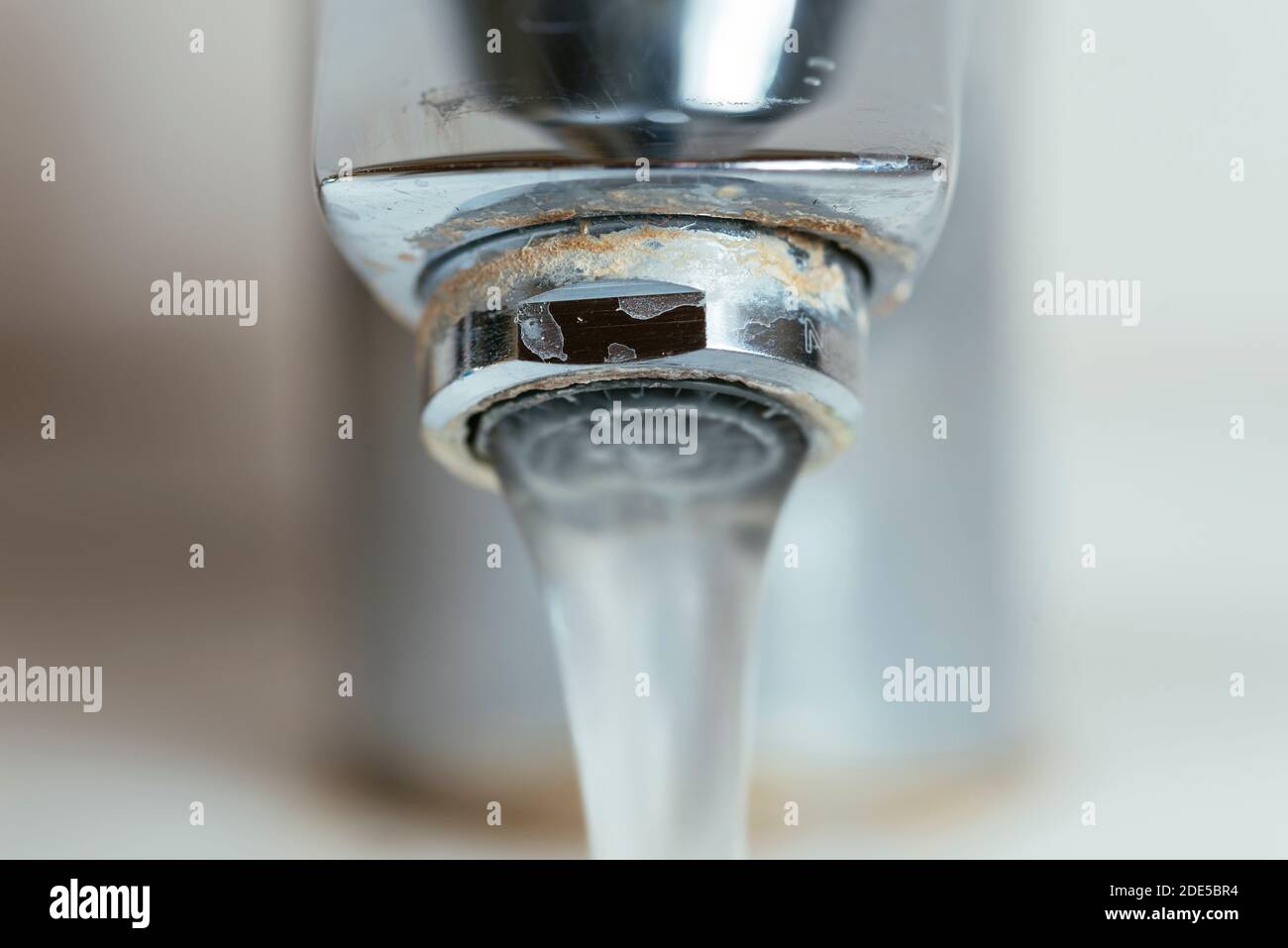 Accumulation de calcaire et d'éraflures de savon sur un robinet causée par l'eau dure. Banque D'Images