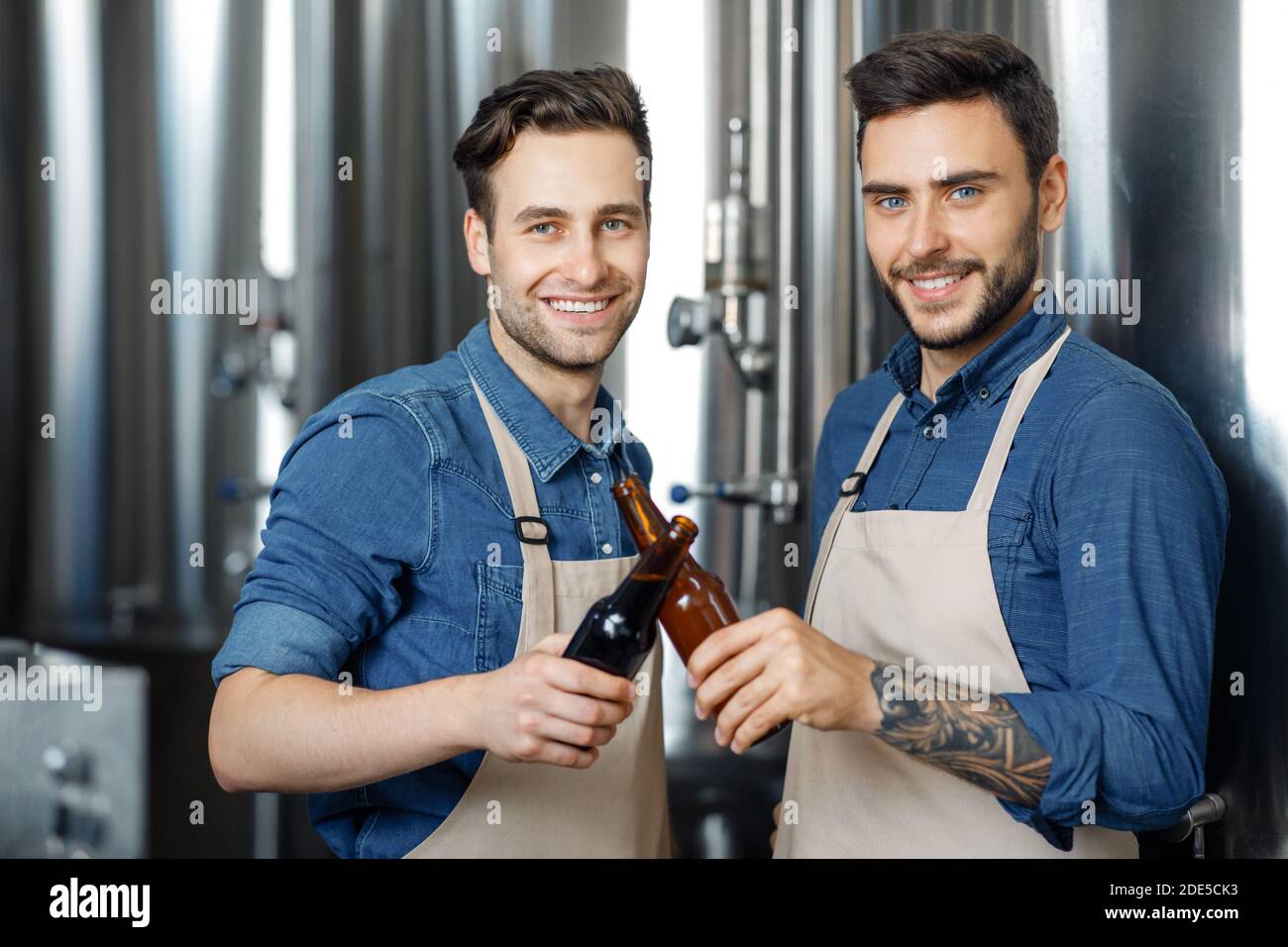 Deux brasseurs goûtant de la bière artisanale à la brasserie, contrôlent la bière et l'expertise de la qualité des boissons Banque D'Images
