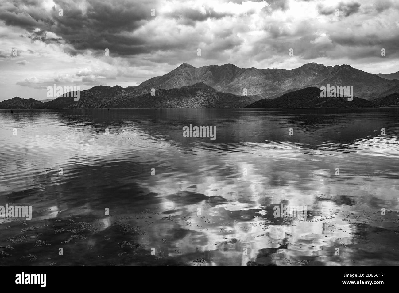 Le lac de Skadar - ciel nuageux et les montagnes. Le Monténégro. Photo en noir et blanc. Banque D'Images