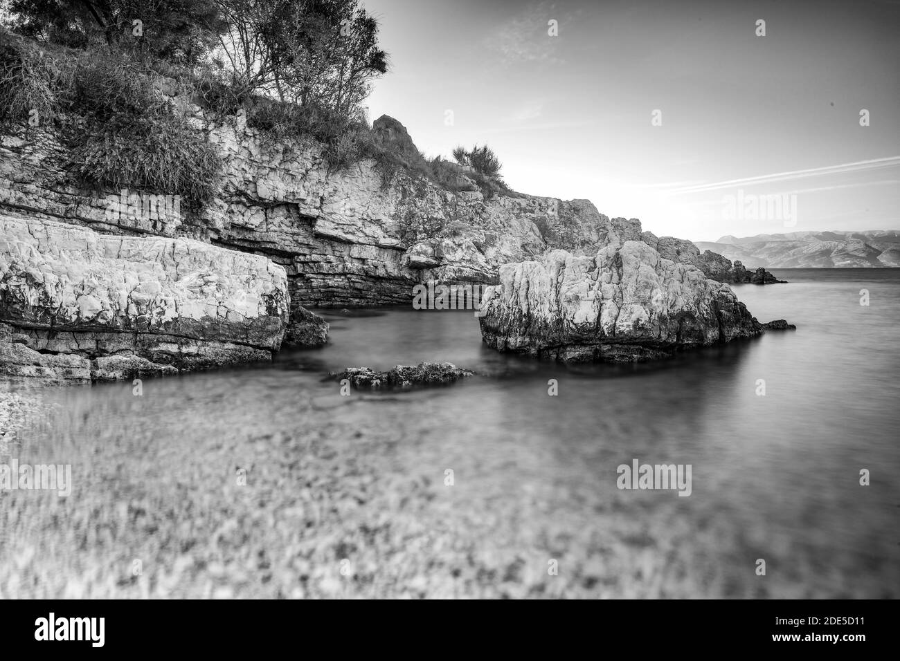 Côte grecque, eau calme, rochers, paysages méditerranéens, mer Ionienne, vue de Kassiopi - une ville grecque sur l'île de Corfou. Bnw Banque D'Images