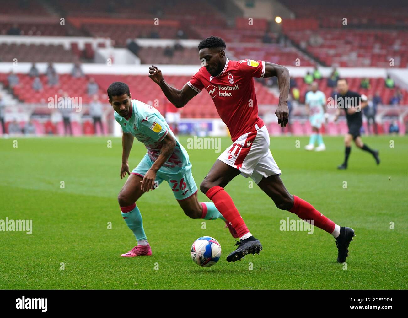 Sammy Ameobi de Nottingham Forest (à droite) et Kyle Naughton de Swansea City se battent pour le ballon lors du championnat Sky Bet au City Ground, à Nottingham. Banque D'Images