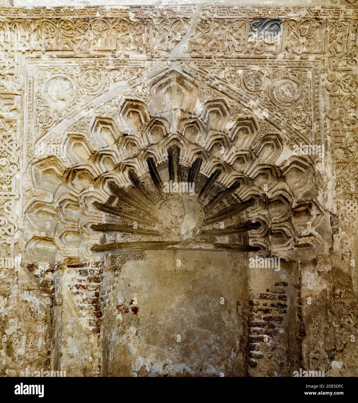 Stuc mihrab du mausolée Fatimide d'al-Hawawati, le Caire, Égypte Banque D'Images