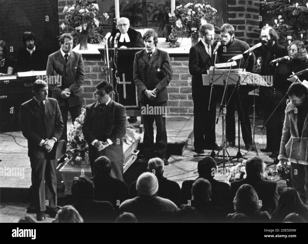 Berlin, 03.01.1980 - Sarg mit dem verstorbenen RUDI DUTSCHKE (* 7. März 1940; † 24. Dezember 1979). Trauergottesdienst in der Sankt-Annenkirche in Berlin-Dahlem. Den Gottesgienst leitete der evangelische Theologieprofesseur Pfarrer Helmut Gollwitzer (Am Pult) --- Berlin, 3 janvier 1980 - cercueil avec le défunt RUDI DUTSCHKE (* 7 mars 1940 - 24 décembre 1979). Service funéraire au Sankt-Annenkirche à Berlin-Dahlem. Le service était dirigé par le professeur protestant de théologie Pasteur Helmut Gollwitzer (au lectern) Banque D'Images