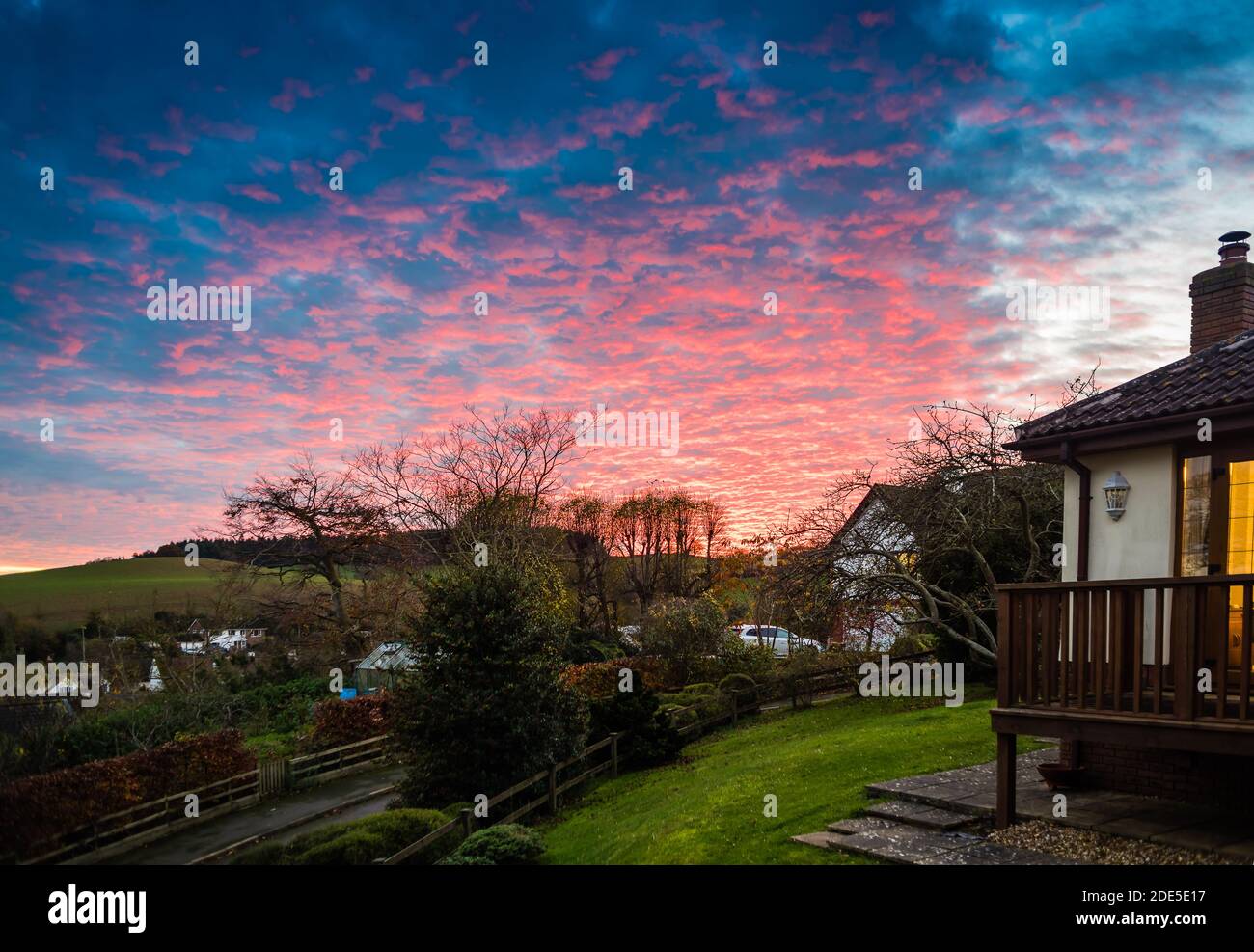 Le soleil couchant sur le village de East Budleigh à Devon. Banque D'Images