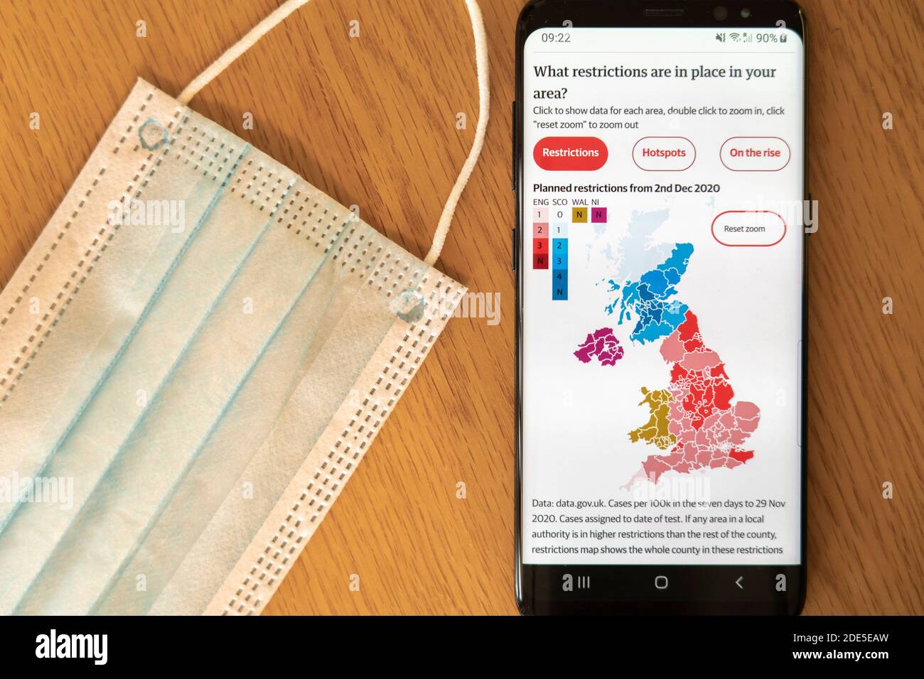 Restrictions locales prévues pour le coronavirus Covid-19 au Royaume-Uni 2 décembre 2020 sur un écran de téléphone mobile avec masque facial en arrière-plan Banque D'Images