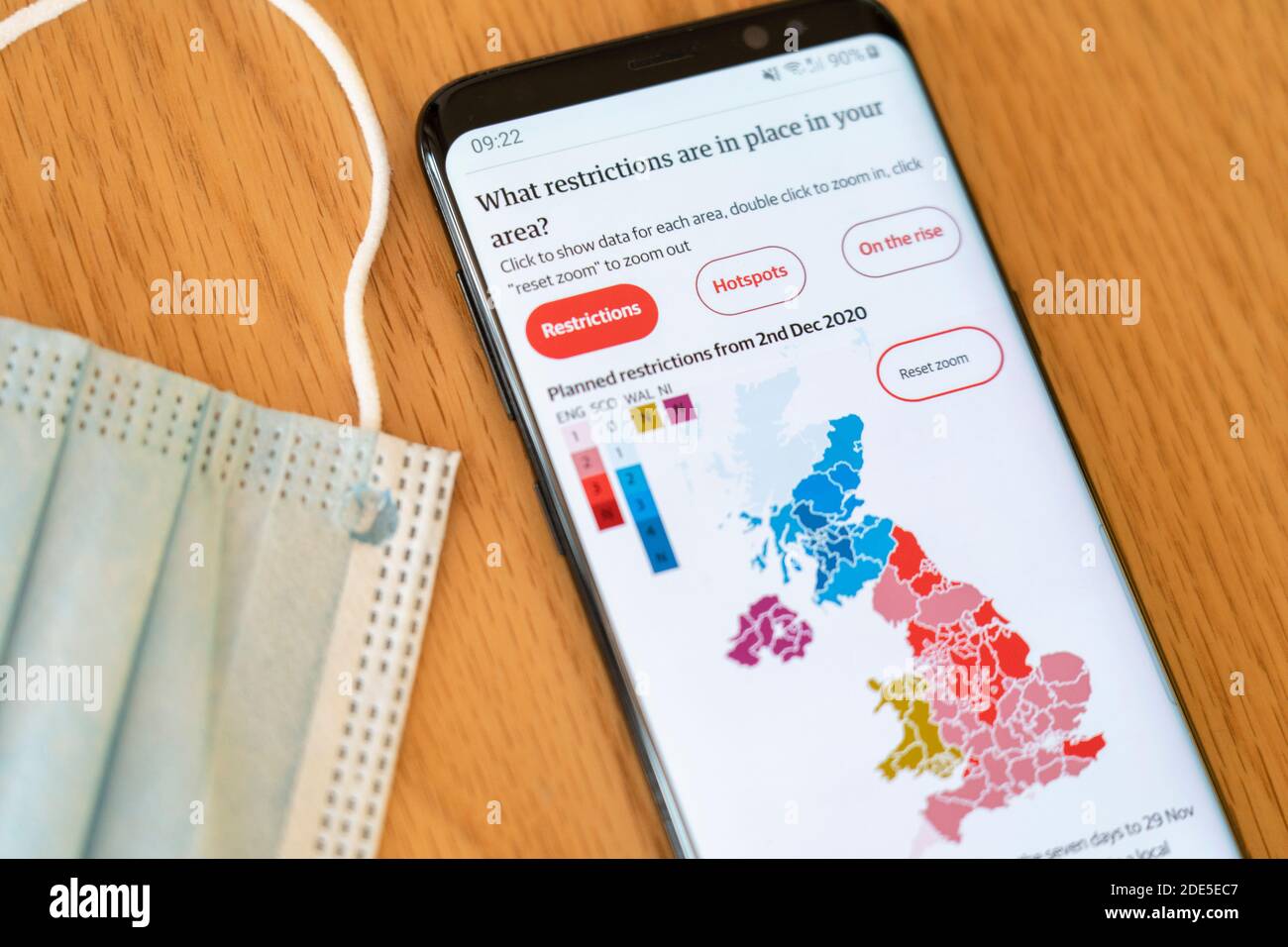 Restrictions locales prévues pour le coronavirus Covid-19 au Royaume-Uni 2 décembre 2020 sur un écran de téléphone mobile avec masque facial en arrière-plan Banque D'Images
