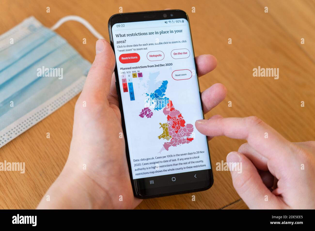 Restrictions locales prévues pour le coronavirus Covid-19 au Royaume-Uni 2 décembre 2020 sur un écran de téléphone mobile avec masque facial en arrière-plan Banque D'Images