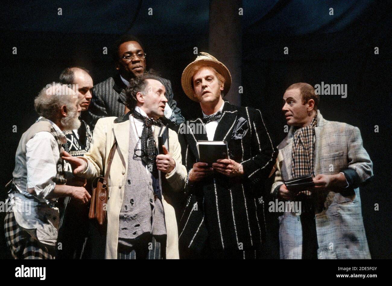 The Mechanicals répétition - l-r: Jimmy Gardner (Snug), Graham Turner (Flute), (arrière) Dhobi Oparei (Starveling), Paul Webster (Quince), David Troughton (bas), David Shaw-Parker (museau) dans UNE NUIT D'ÉTÉ par Shakespeare à la Royal Shakespeare Company (RSC), David Troughton (Bas), David Barbican Burlane (Bas), 11, directeur de l'éclairage de Londres: Sue BECrett 04/1989: John Caird Banque D'Images