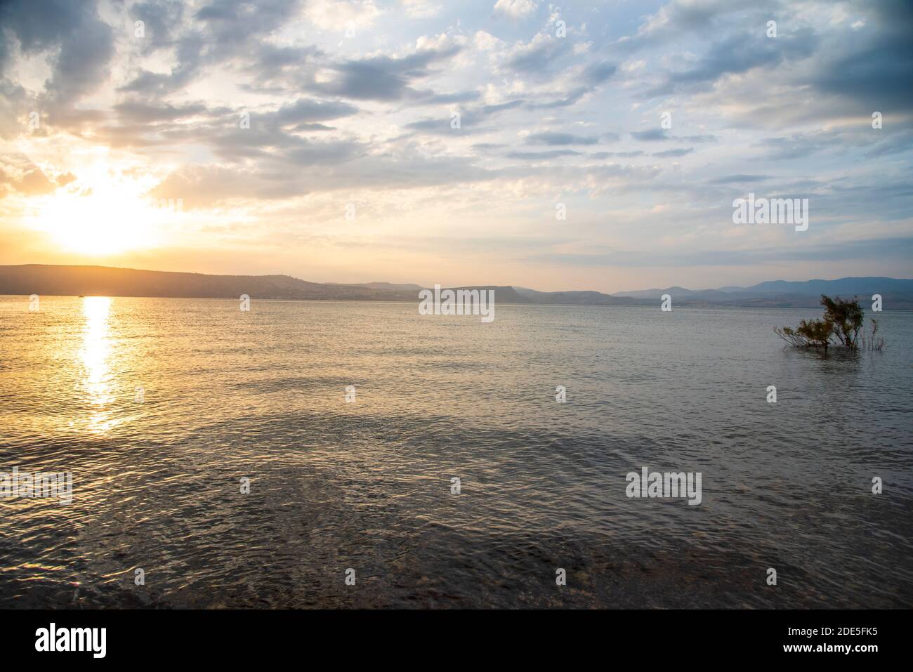 Coucher de soleil sur la mer de Galilée et les hauteurs du Golan. Photo de haute qualité. Banque D'Images
