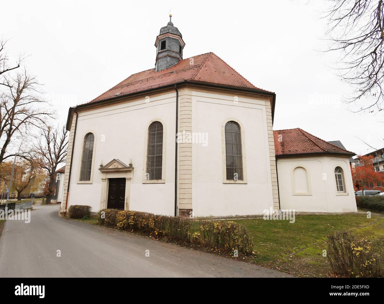 Hildburghausen, Allemagne. 29 novembre 2020. Église catholique Saint-Léopold. Dans un nouveau décret général, les services de l'église ont également été interdits. Dans le comté de Hildburghausen, en Thuringe, le comté le plus touché par la pandémie de Corona en Allemagne, le taux d'infection a encore augmenté. Credit: Bodo Schackow/dpa-Zentralbild/dpa/Alay Live News Banque D'Images