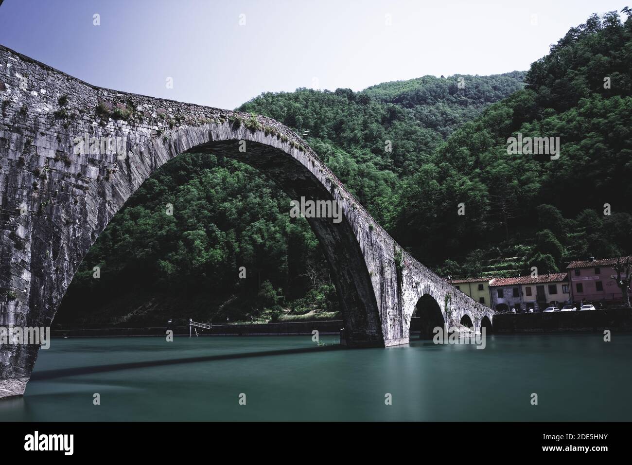 Le pont du Diable à Lucca, en Italie - une merveille architecturale qui s'étend sur la rivière Serchio Banque D'Images
