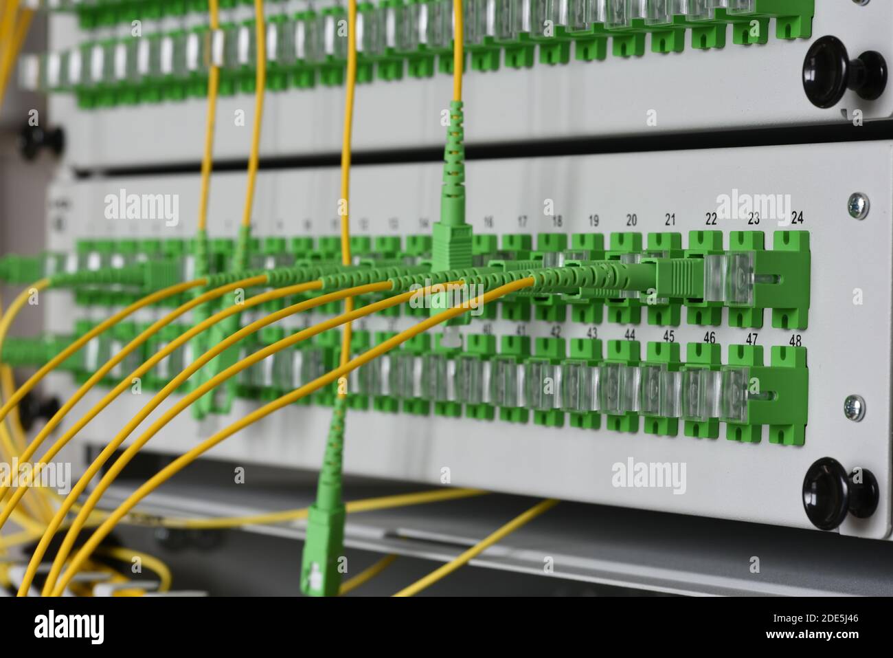 Le panneau avec câbles optiques se trouve dans la salle des serveurs Banque D'Images