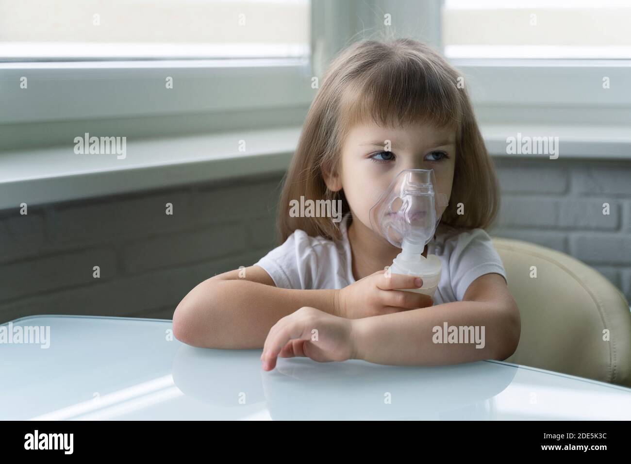 petite fille dans un masque pour les inhalations, faisant l'inhalation avec  nébuliseur à la maison inhalateur sur la table, intérieur, enfant malade  16264944 Photo de stock chez Vecteezy
