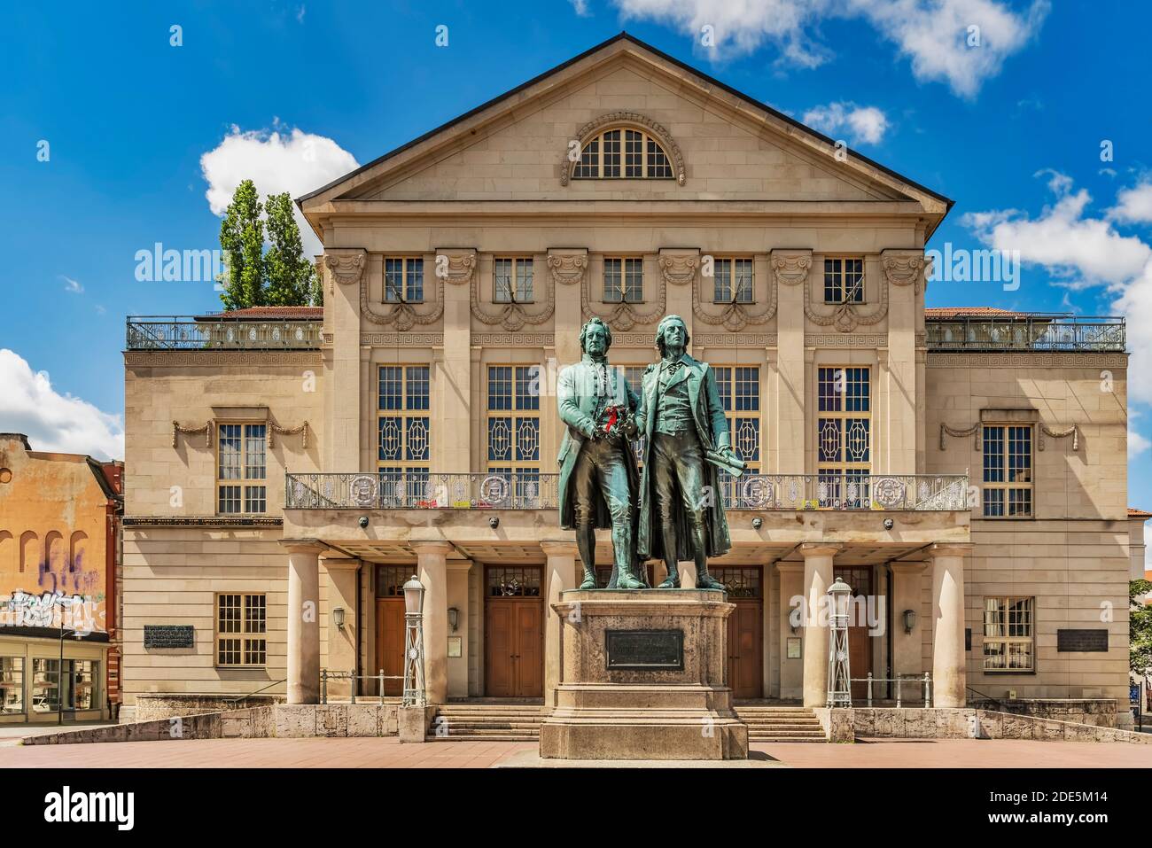 Le monument Goethe-Schiller se trouve en face du Théâtre national allemand sur la Theaterplatz à Weimar, Thuringe, Allemagne, Europe Banque D'Images