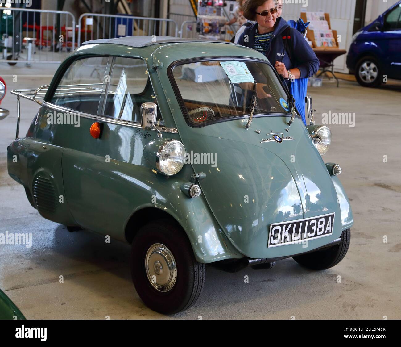Classic 1963 BMW Isetta Bubble car à RAF Benson, Oxfordshire, Royaume-Uni Banque D'Images