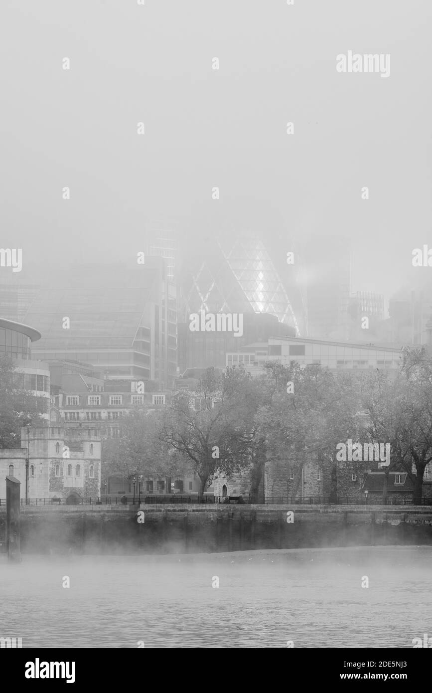 La Tamise noire et blanche et le Gherkin à travers la brume de la ville de Londres lors d'une matinée brumeuse du confinement du coronavirus Covid-19 en Angleterre, au Royaume-Uni, en Europe Banque D'Images