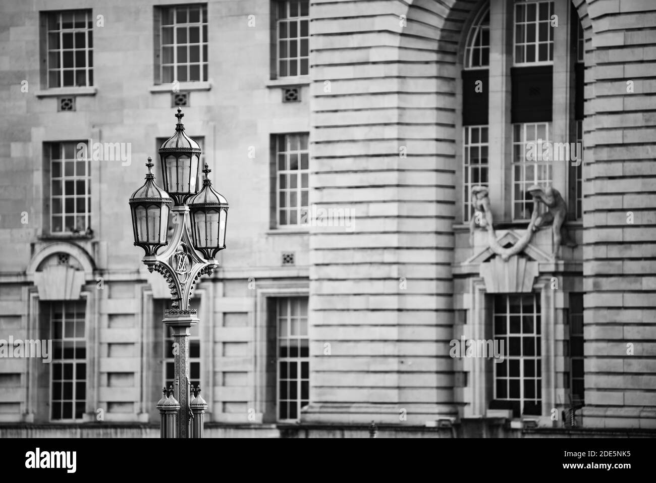 Lampadaires noir et blanc sur le pont de Westminster avec architecture de Londres derrière, paysage urbain de bâtiments et de vieilles lampes historiques montrant des détails architecturaux de l'Angleterre, du Royaume-Uni, de l'Europe Banque D'Images