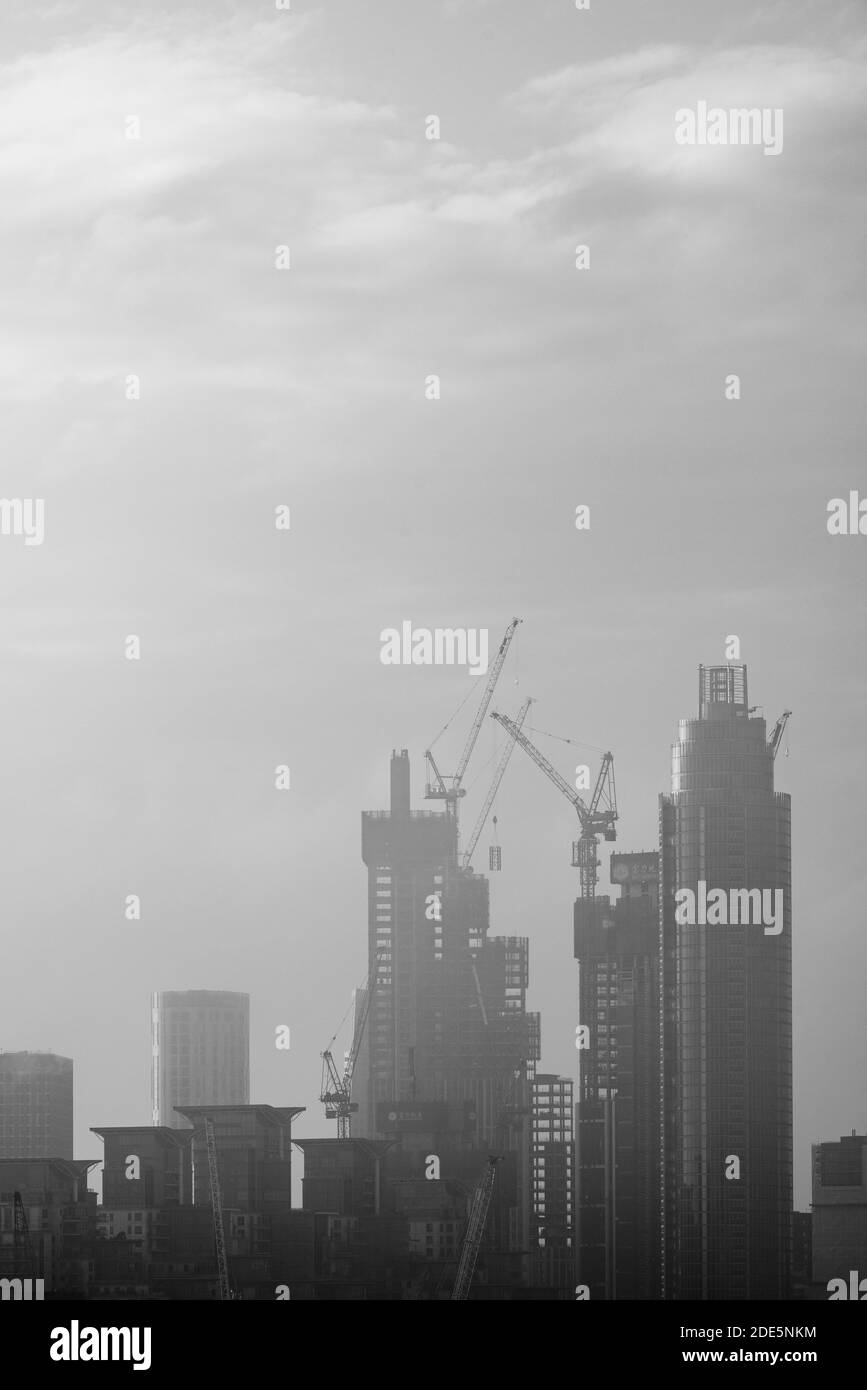 Arrière-plan de construction avec espace de copie en noir et blanc, fond de paysage urbain de Londres avec de grands gratte-ciel et des blocs de bureaux et des bâtiments urbains brumeux, Angleterre, Royaume-Uni, Europe Banque D'Images