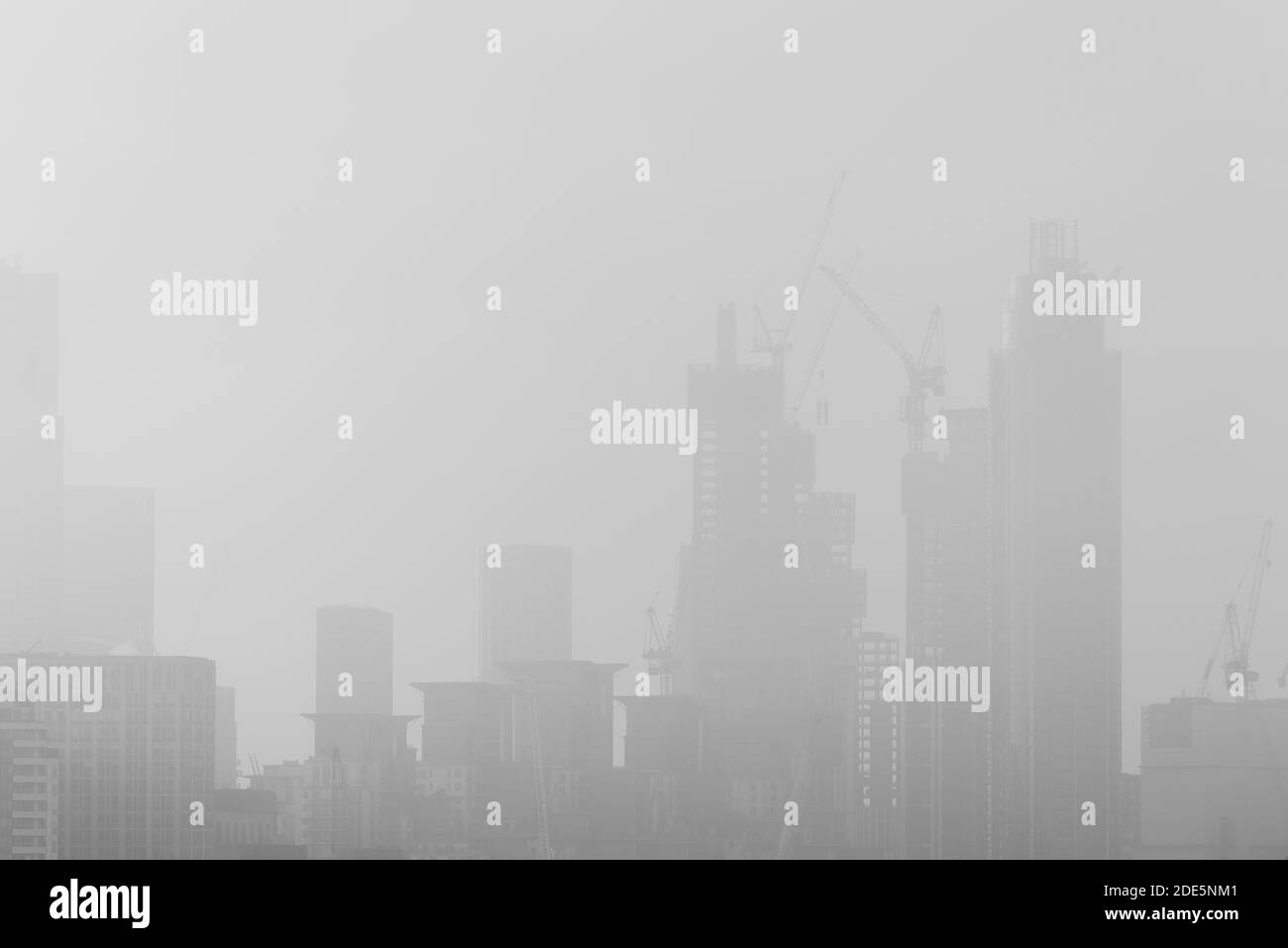 Arrière-plan de construction avec espace de copie en noir et blanc, fond de paysage urbain de Londres avec de grands gratte-ciel et des blocs de bureaux et des bâtiments urbains brumeux, Angleterre, Royaume-Uni, Europe Banque D'Images