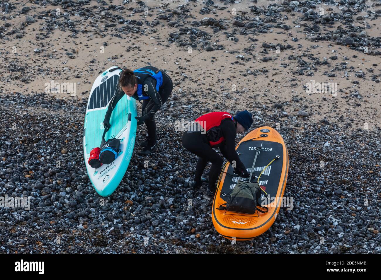 Angleterre, East Sussex, Eastbourne, Birling Gap, Paddle Boarders on the Beach Banque D'Images