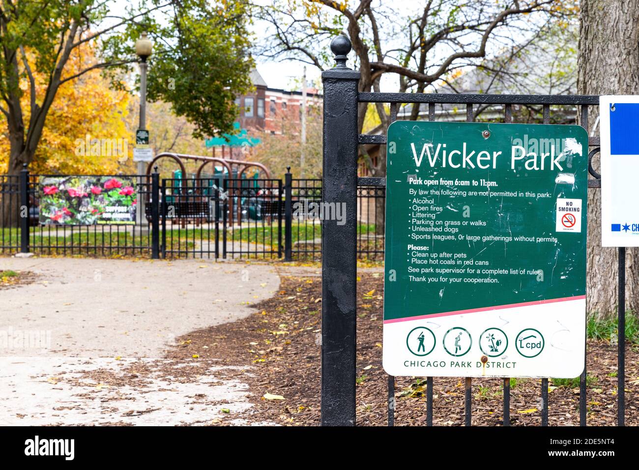 Un panneau pour Wicker Park dans un quartier de Chicago à l'automne. Le parc Wicker est un quartier branché avec de nombreux restaurants, boîtes de nuit et boutiques. Banque D'Images