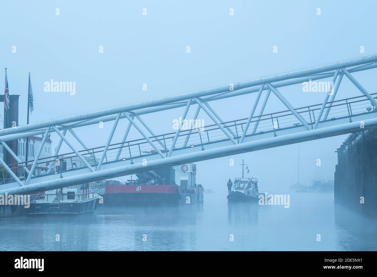 Bateau à Butlers Wharf Pier et River Thames dans un brouillard épais et brumeux, par temps brumeux et brumeux dans le centre de Londres pendant le confinement du coronavirus Covid-19, Angleterre, Royaume-Uni Banque D'Images