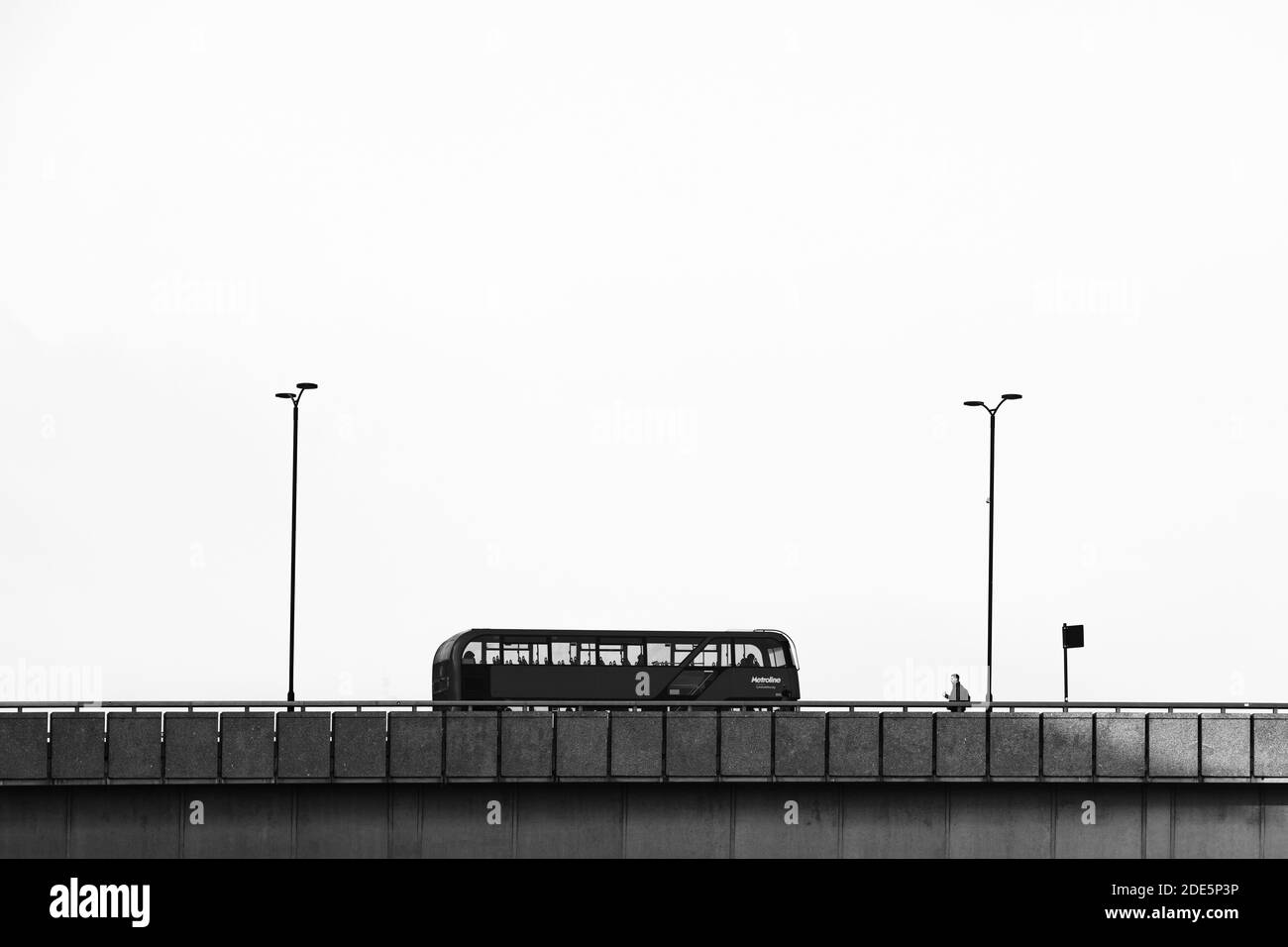 Noir et blanc du London Bridge pendant le verrouillage du coronavirus Covid-19, calme et vide avec seulement un bus rouge de Londres et une personne en Angleterre, Royaume-Uni, Europe, arrière-plan avec espace de copie Banque D'Images