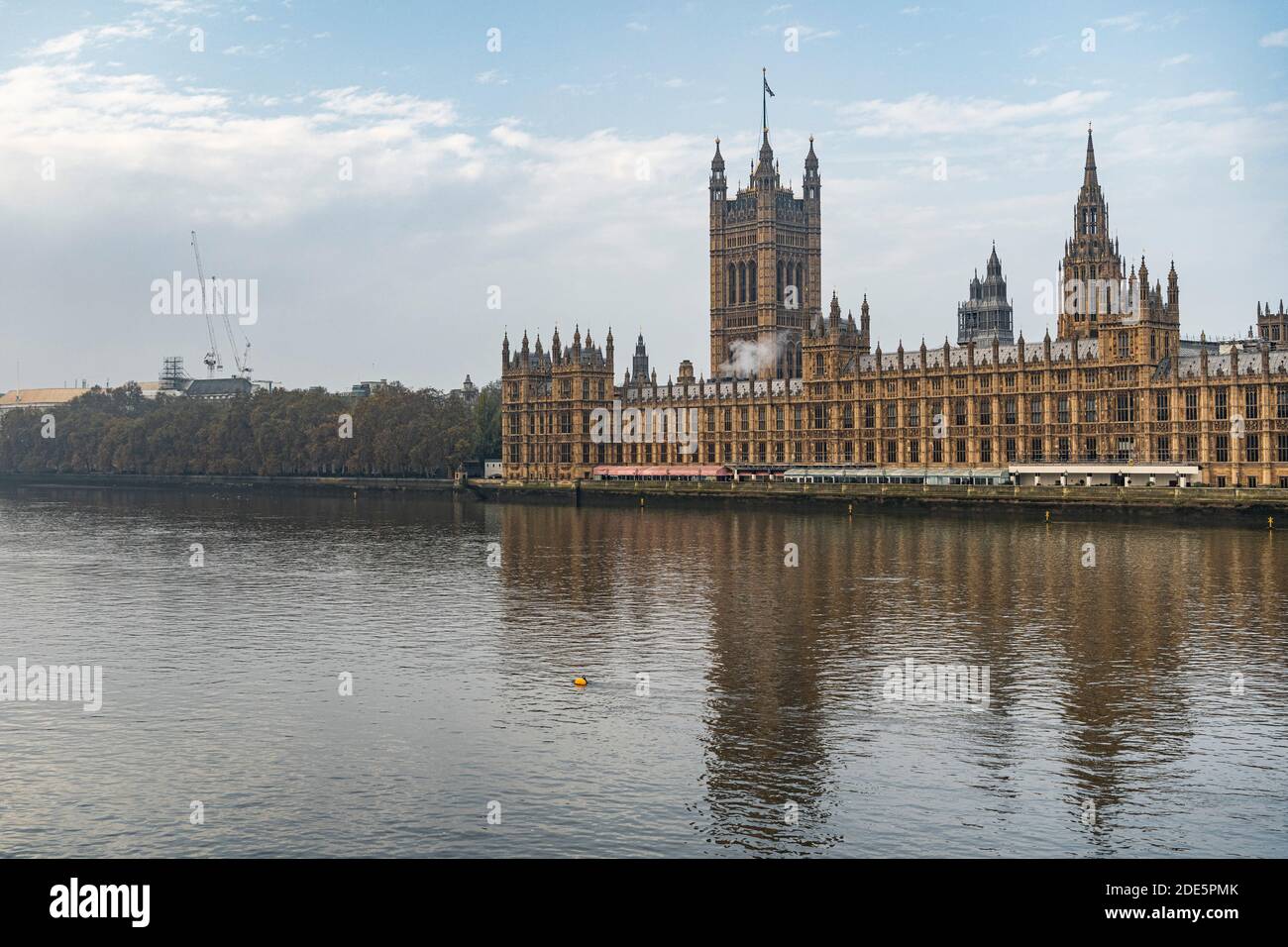 Maisons du Parlement, le bâtiment emblématique de Londres et l'attraction touristique avec ciel bleu vif, tourné dans le cadre du confinement de Covid-19 coronavirus en Angleterre, au Royaume-Uni Banque D'Images