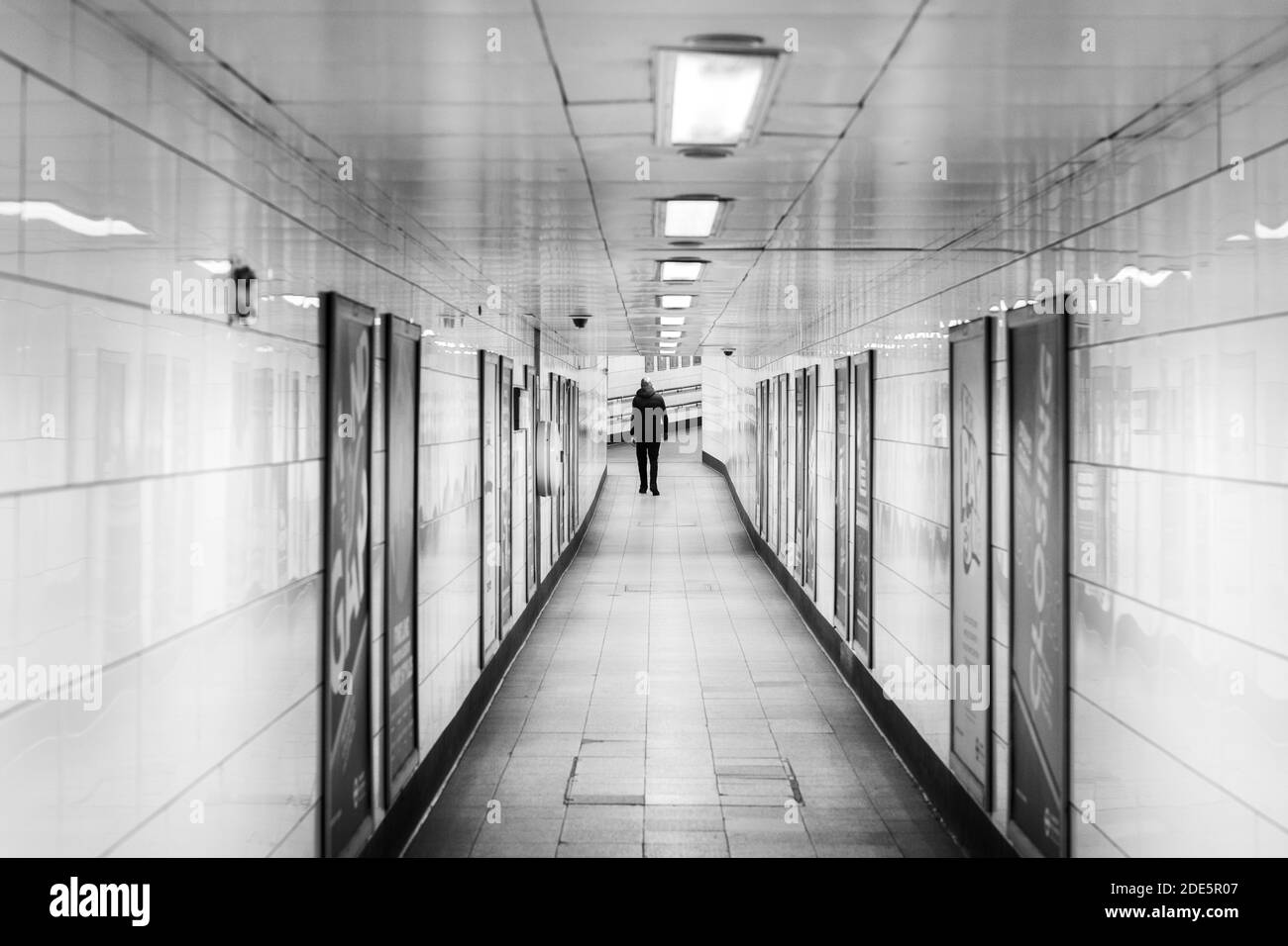 La station de métro de Londres, calme et vide, est verrouillée en cas de pandémie de coronavirus Covid-19, avec une seule personne dans les transports en commun lorsque les trains ont été réduits pendant l'interdiction de voyager Banque D'Images