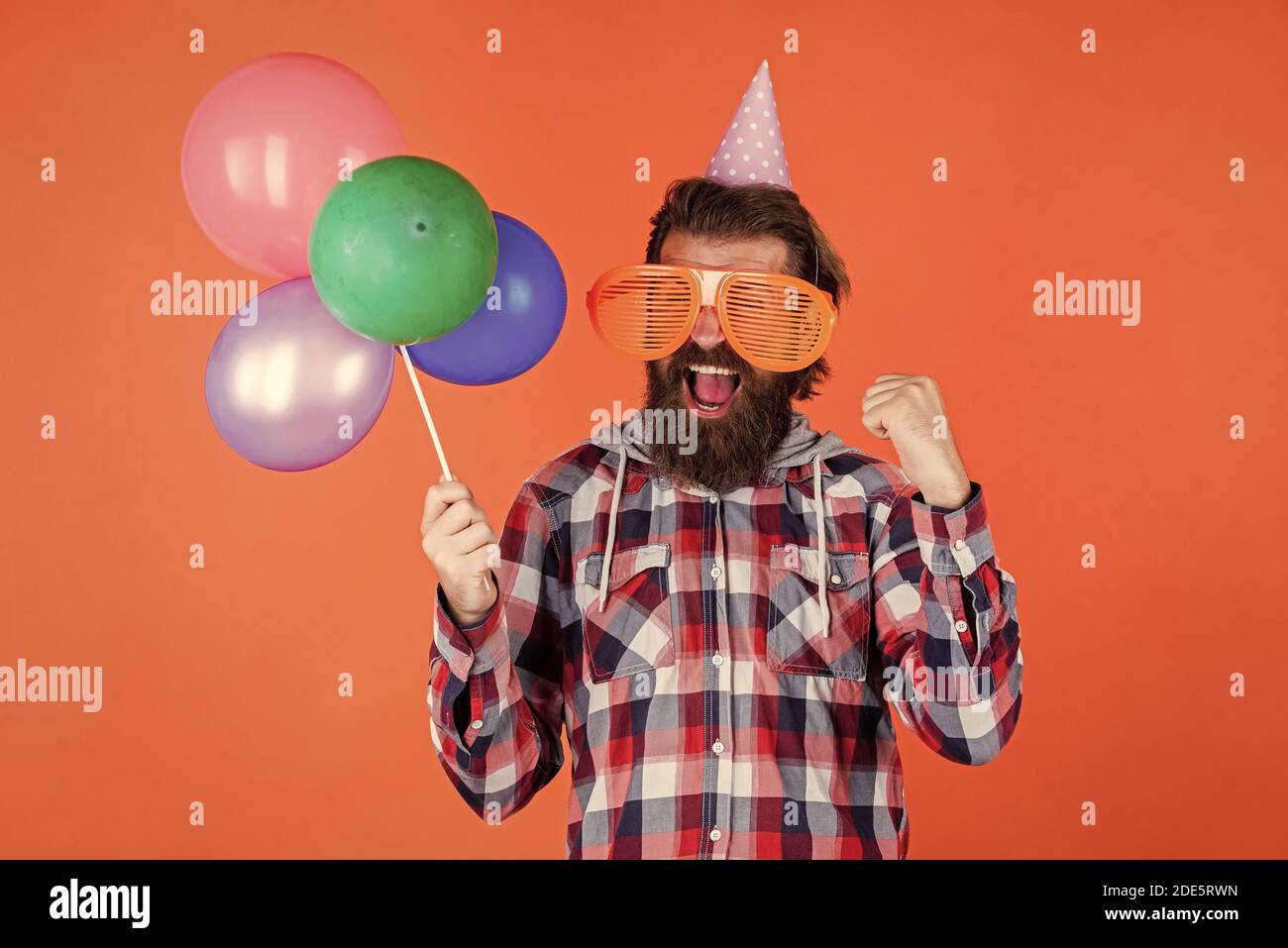 Amusez Vous Sans Soucis Amusez Vous Avec Des Ballons Preparez Vous Pour Votre Anniversaire Le Meilleur Directeur D Evenement Un Homme Brutal Pour La Fete Un Homme Drole Dans Un Chapeau D Anniversaire Joyeux Noel Un Fou